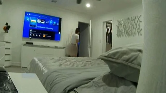 VIDEO: Modelo erótica se enfrenta a tiros con ladrones que entraron a su casa