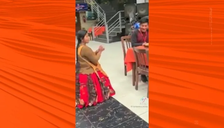 Red Uno_ Momento en que la joven le pido matrimonio a su pareja.