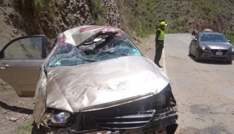 Potosí: Una persona muere y dos quedan heridas tras choque de auto contra una peña