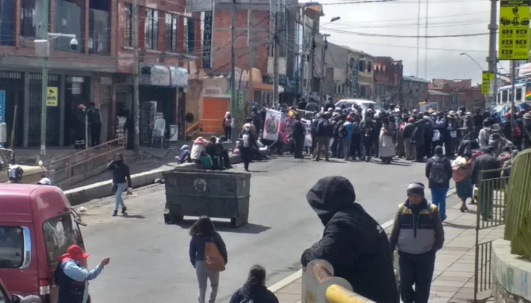Comité Cívico de El Alto bloquea exigiendo la abrogación de los decretos 4640 y 4641 