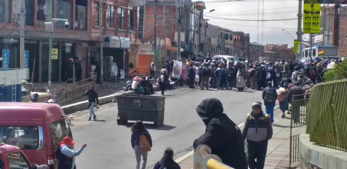 Comité Cívico de El Alto bloquea exigiendo la abrogación de los decretos 4640 y 4641 