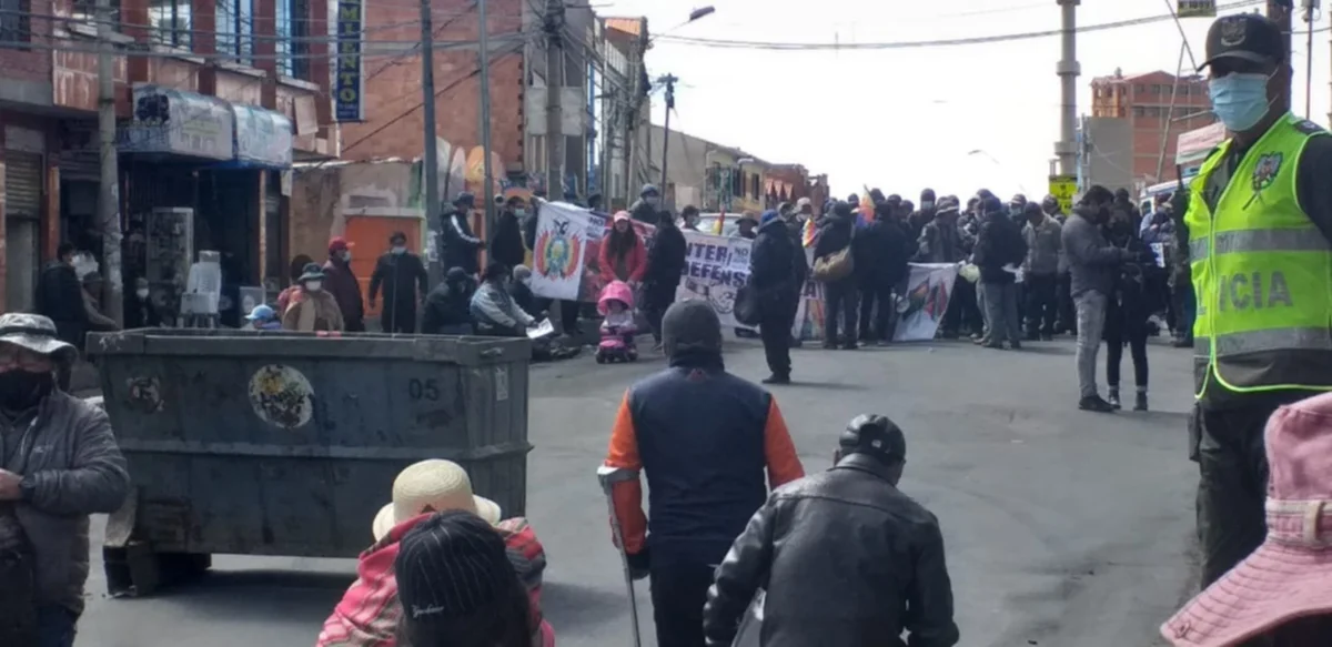 Comité Cívico de El Alto bloquea exigiendo la abrogación de los decretos 4640 y 4641 