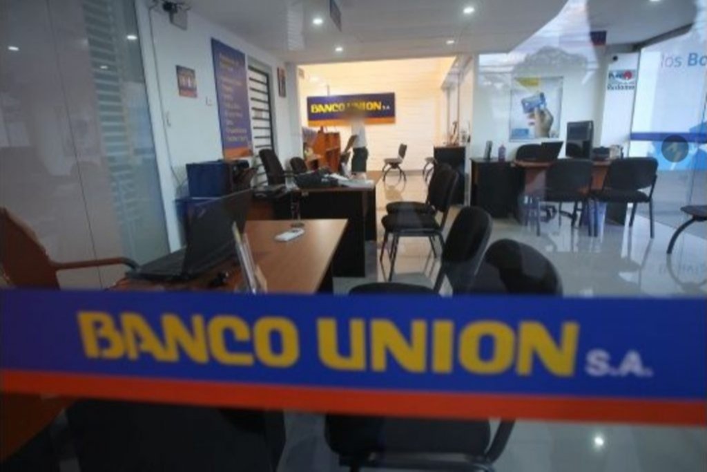 Quemaron una de las agencias del Banco Uni n en Santa Cruz Red