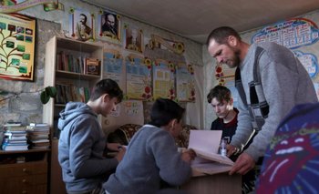 Un profesor ucraniano convirtió el salón de su casa en una escuela