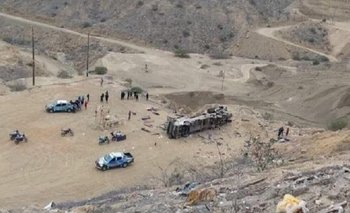 Un bus cayó por un precipicio en Perú y dejó al menos 25 muertos 