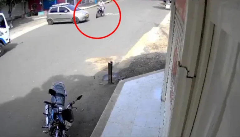 Video: Motociclista con exceso de velocidad pierde la pierna al rozar con un auto