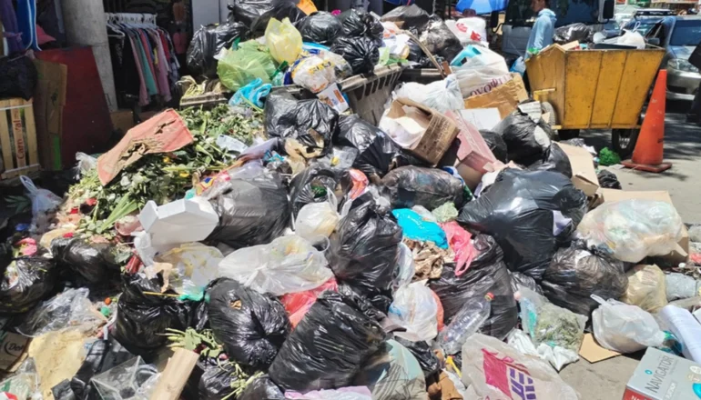 Calles de Quillacollo se llenan de basura. Foto Yésica Arévalo - Red Uno.