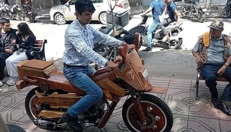 Artesano construyó su moto de madera y la expone con orgullo en Tarija. Foto RR.SS.