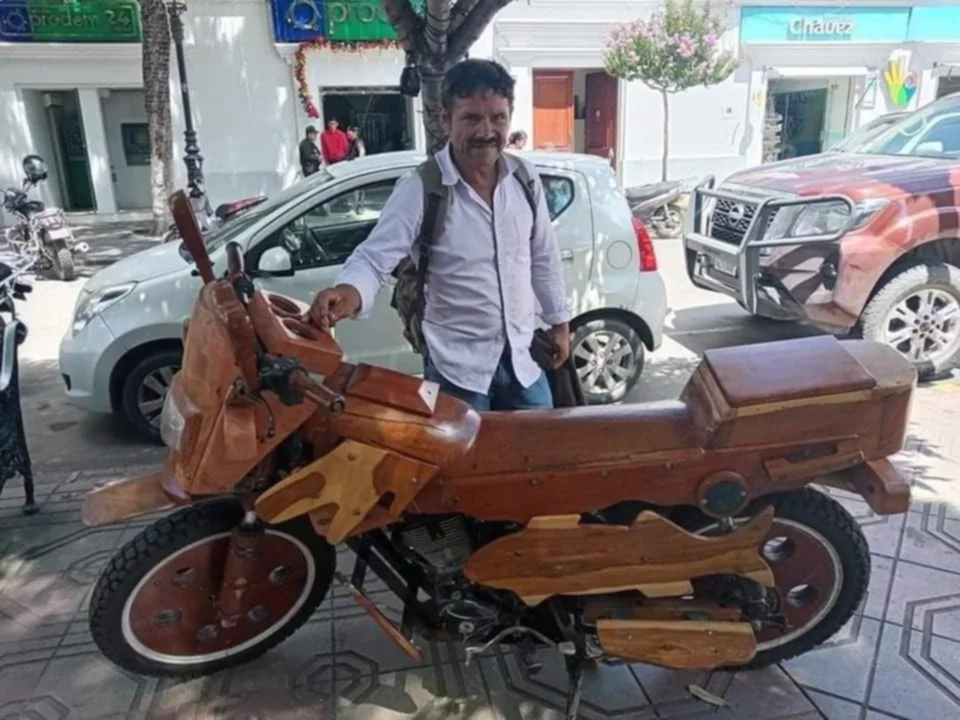 Artesano construyó su moto de madera y la expone con orgullo en Tarija. Foto RR.SS.