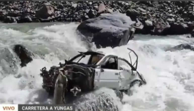 Taxi se embarranco en la ruta a los yungas, dos personas fallecieron. Imagen captura Red Uno.