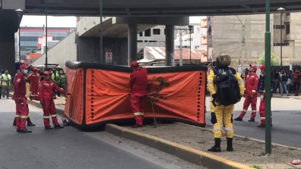 Hombre paralizó el tráfico, movilizó Guardias, Bomberos y Policía ¿Qué pasó?. Imagen captura Red Uno.