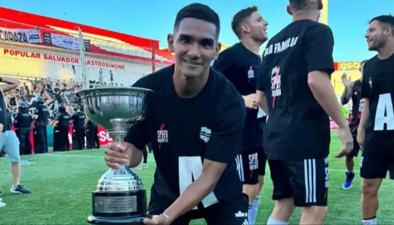 Se fue a Argentina para trabajar como albañil y terminó jugando en primera división. Imagen Telam.