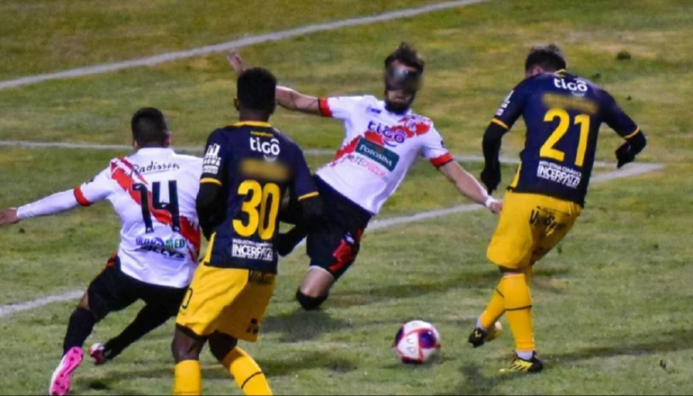 Jugadores de Nacional Potosí y The Strongest disputando el balón . Foto: Internet. 