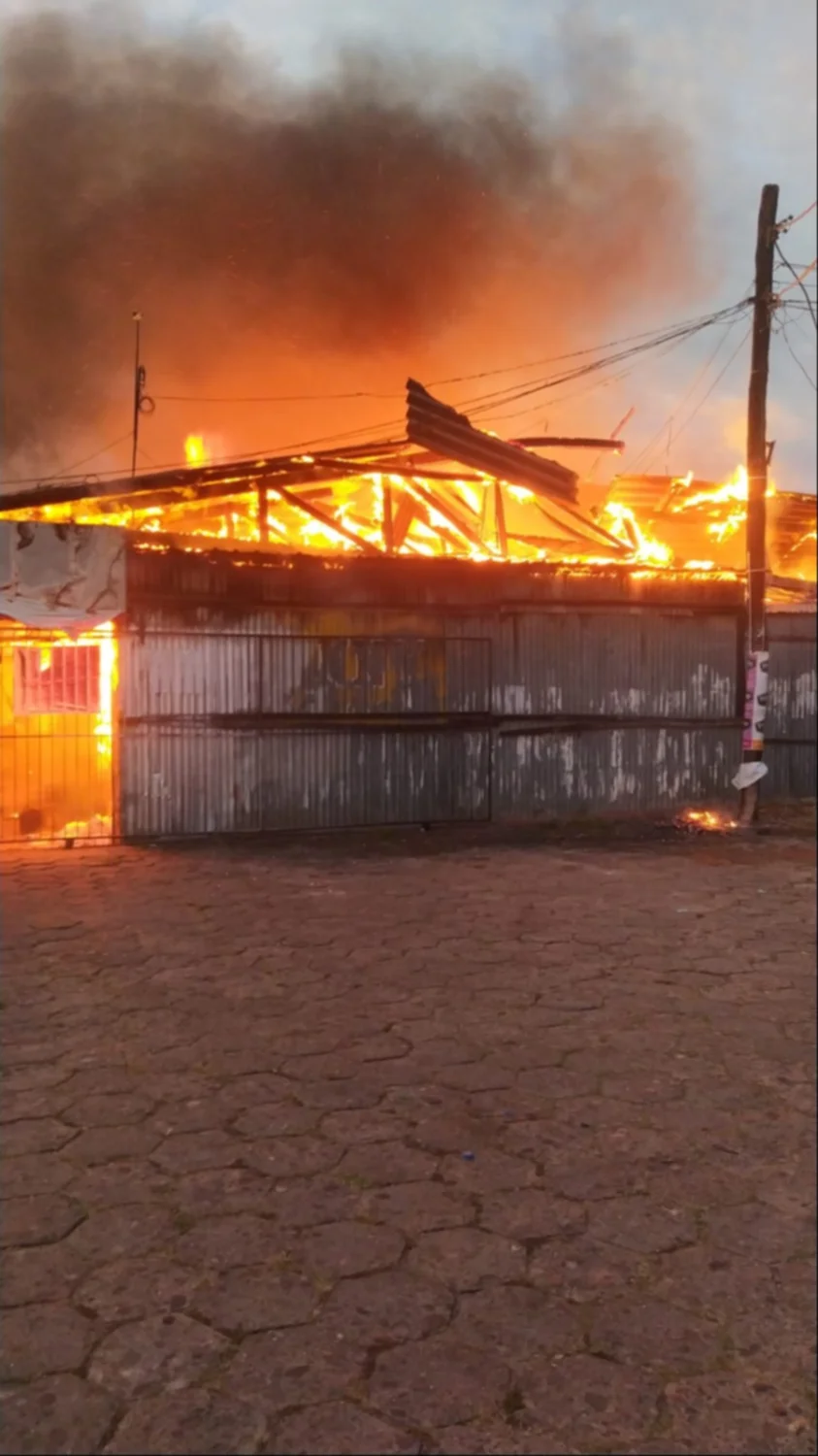 El fuego arrasa con los puestos de venta en el mercado La Morita