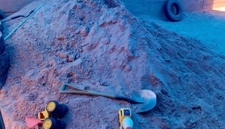 No pudo pedir ayuda: Niño fallece mientras jugaba en un montículo de arena en su casa