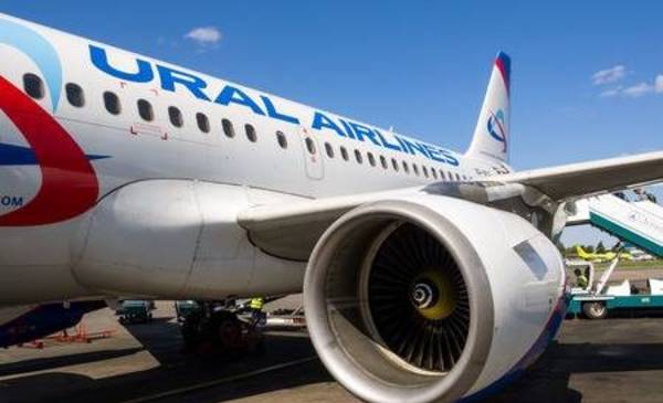 La escalera de un avión colapsó en pleno abordaje - Red Uno de Bolivia