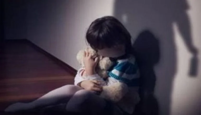 Rescatan a cinco niños abandonados por sus padres