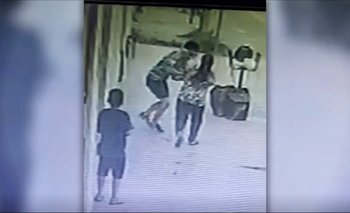 [VIDEO] Atracan y arrastran a una mujer frente a su hijo de 8 años