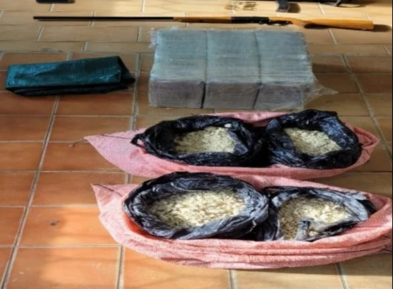 Cae sujeto que tenía más de 50 kilos de droga y armas en su casa en Villa Tunari