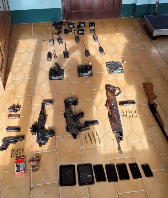 Cae sujeto que tenía más de 50 kilos de droga y armas en su casa en Villa Tunari