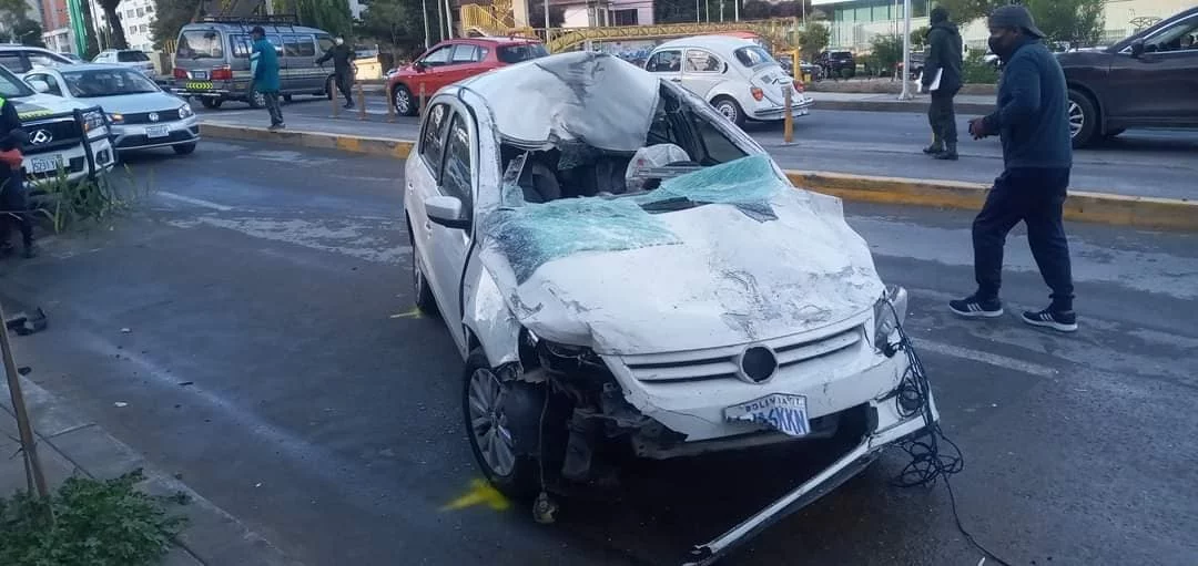 Un conductor quedó atrapado tras un accidente múltiple en la avenida Costanera