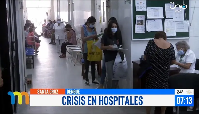 La población haciendo filas para ser atendidos en los hospitales