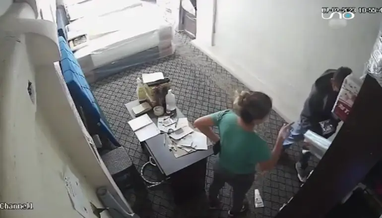Enfrentó a un ladrón cuando lo sorprendió robando cubrecamas de su negocio