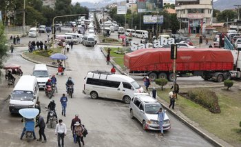 Bloqueo contundente en Sacaba obliga a cientos de personas a caminar kilómetros