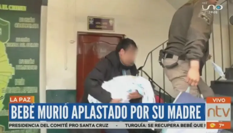 El bebé murió asfixiado con el pecho de su madre, el hecho se habría suscitado cuando la progenitora le daba de lactar, el cansancio hizo que se duerma y aplaste al bebé.