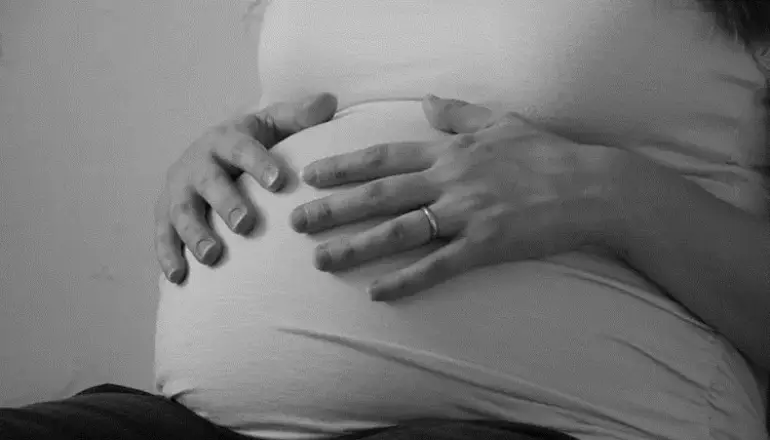 La mujer de 22 años que estaba embarazada, tomó un taxi para que la lleven a su fuente laboral, el taxista la habría llevado a una comunidad lejana, donde la violó y abandonó.