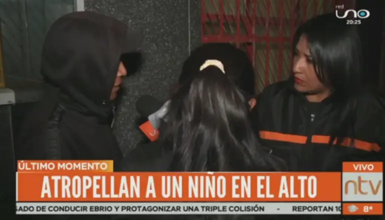 En medio de lágrimas y aún con sus prendas manchada de sangre, una pareja de esposos pide justicia, por la muerte de su pequeño hijo, quien habría sido embestido por un minibús, que pasó con alta velocidad, en El Alto.