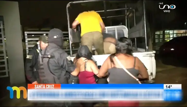 Arrestan a 4 personas por posesión de 50 sobres con droga