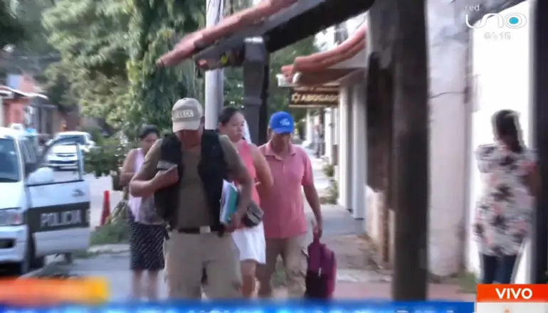 Padres se reencontraron con su hija y se dirigieron a la Felcc.