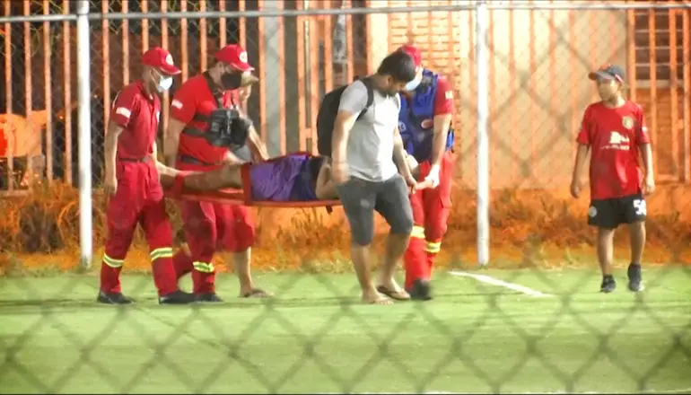 El jugador es retirado inconsciente de la cancha.