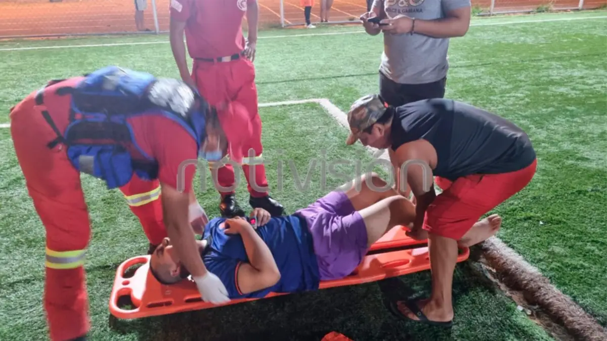 Hombre se desvaneció mientras jugaba fútbol