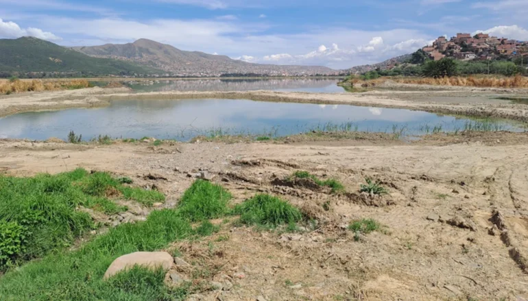 La laguna Alalay empieza a liberarse de los malos olores