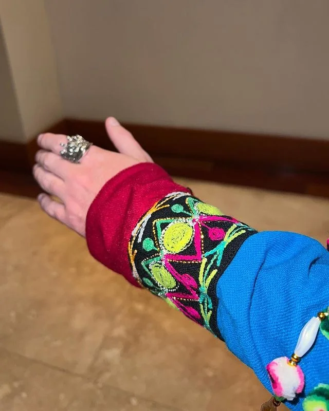 Luisito Comunica lució una chaqueta boliviana en Viña del Mar
