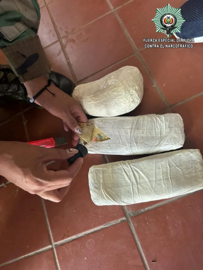 En Santa Cruz, tres hombres viajaban con droga escondida en sus zapatos