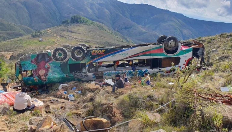 "Cayó por una piedra", dijo un chofer que vio el accidente del bus Trans Illimani