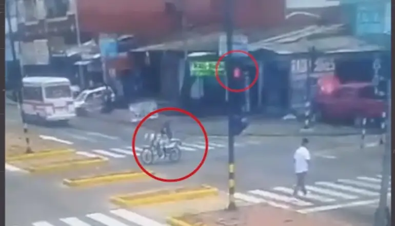 cámaras captaron el momento en que trufi arrolló a Nicole en su moto. FOTO: NTV/RED UNO.