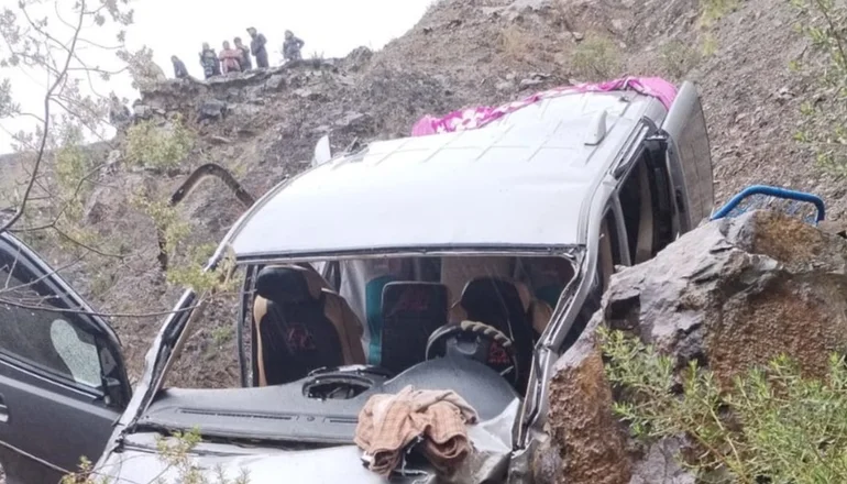 Vagoneta se embarrancó en la carretera a Oruro y dejó siete heridos