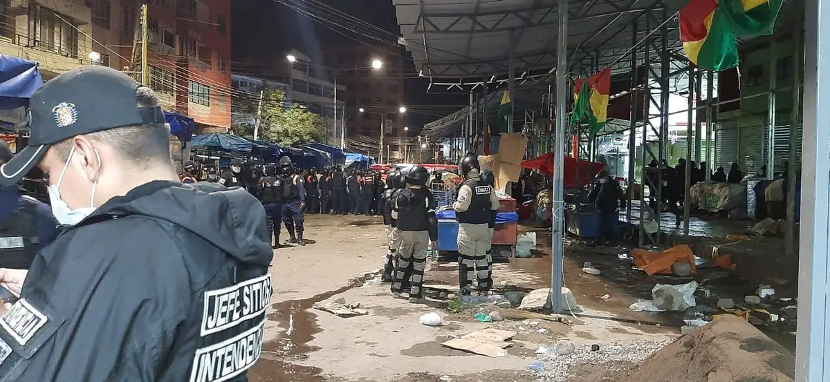 Red Uno_ Comerciantes mantienen vigilia en la Avenida Pulacayo.
