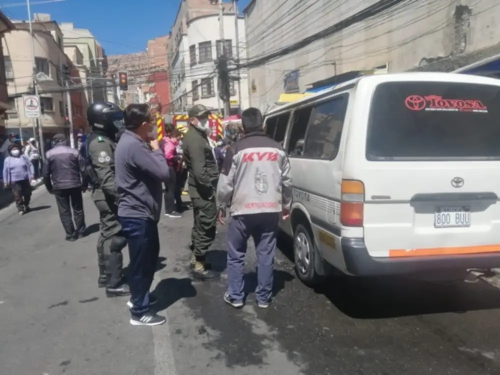 La Paz: Minibus se incendia en la zona de San Pedro