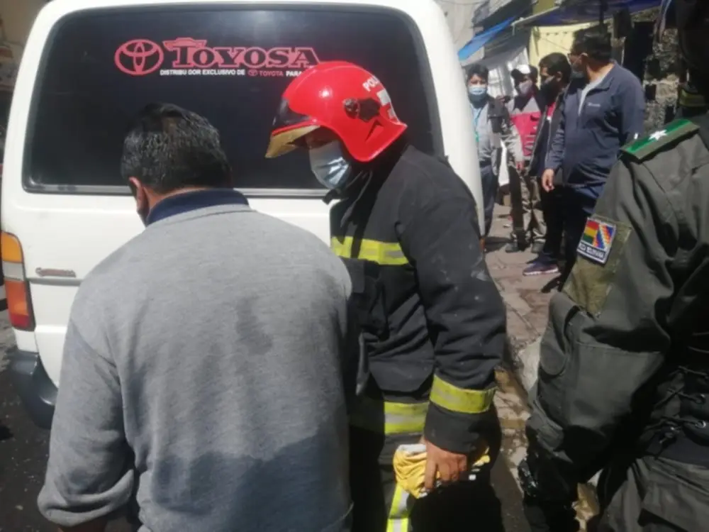 La Paz: Minibus se incendia en la zona de San Pedro