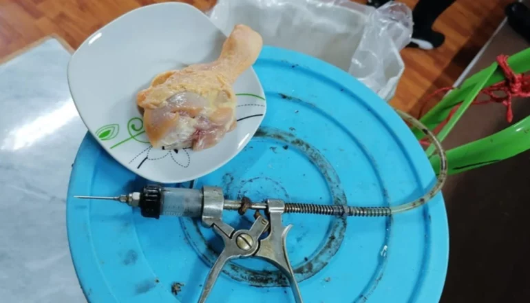Decomisan instrumento usado para ‘hinchar’ pollos en venta de comida