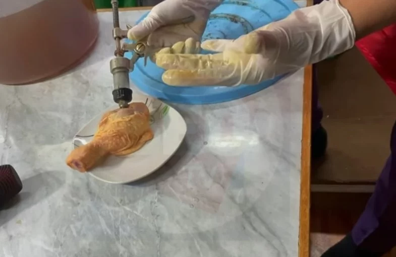 Decomisan instrumento usado para ‘hinchar’ pollos en venta de comida