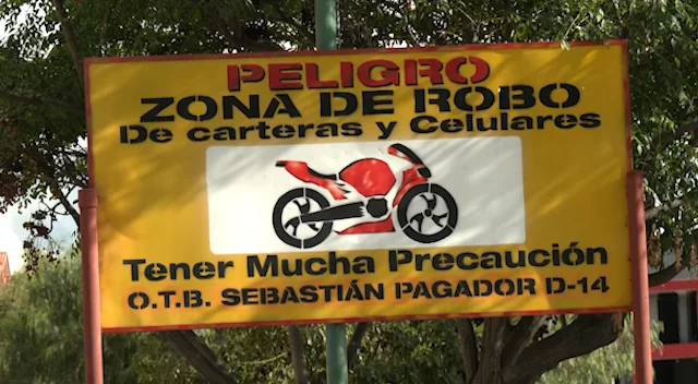 Red Uno_ Vecinos de “Villa Pagador” colocaron letreros que advierten: “zona de robo de carteras y celulares”.
