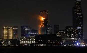Voraz incendio en un edificio en construcción en Hong Kong deja heridos