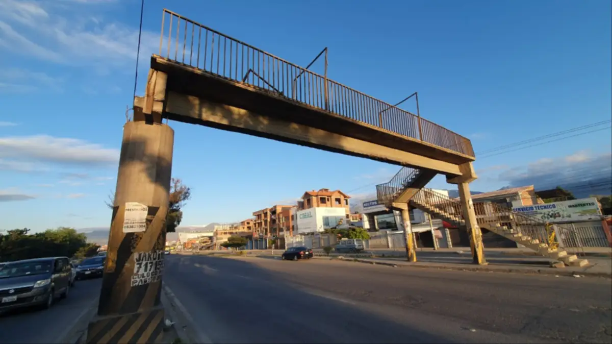 "La retiraron": Chocaron y desestabilizan una pasarela en la avenida Blanco Galindo