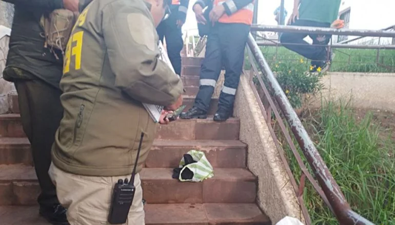 "Estaba en la escalera": Encontraron un feto envuelto en una bolsa nylon